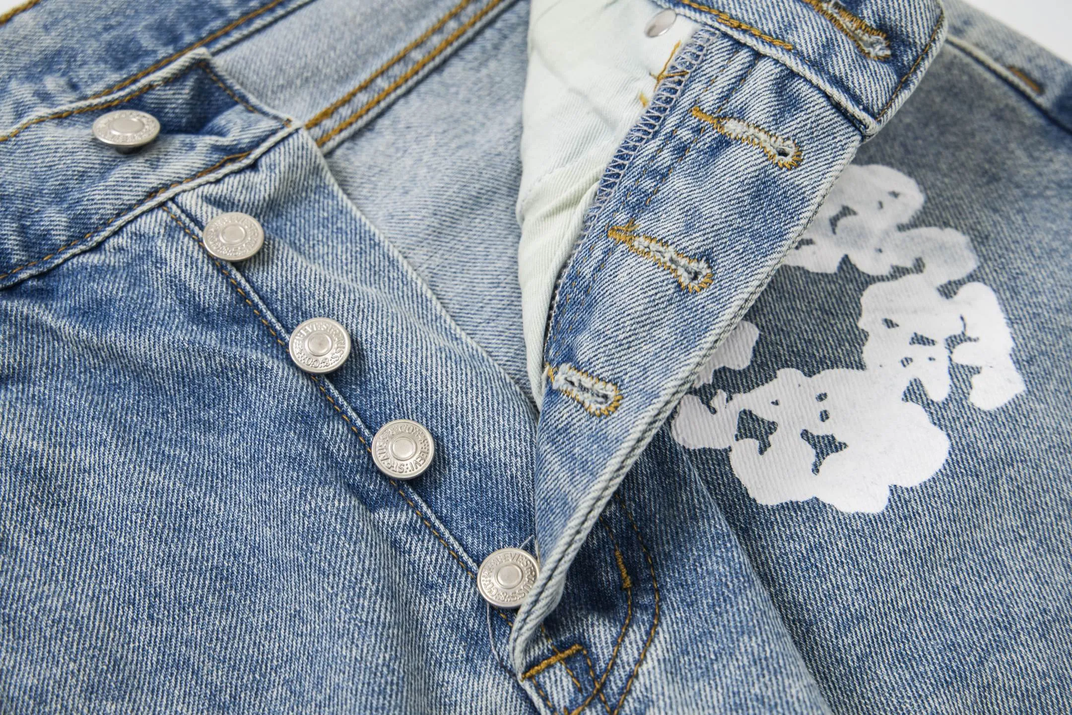 #8197 P220💰 DENIM TEARS Kapok American niche brand printed washed straight jeans. Produced by a major washed factory. Full of high-end feel. Knee part destroyed design with patchwork design. Already used as facade design. Leather waist nameplate. The focus of this style is not on washing, but on the destroyed shape and version. The secret lies in the craftsmanship of the master. The cost of post-production grinding, machining, knife cutting, etc. is far beyond comparison with assembly line products. Color: black, blue, gray. Size: 28-36 (corresponding to S-XXL)